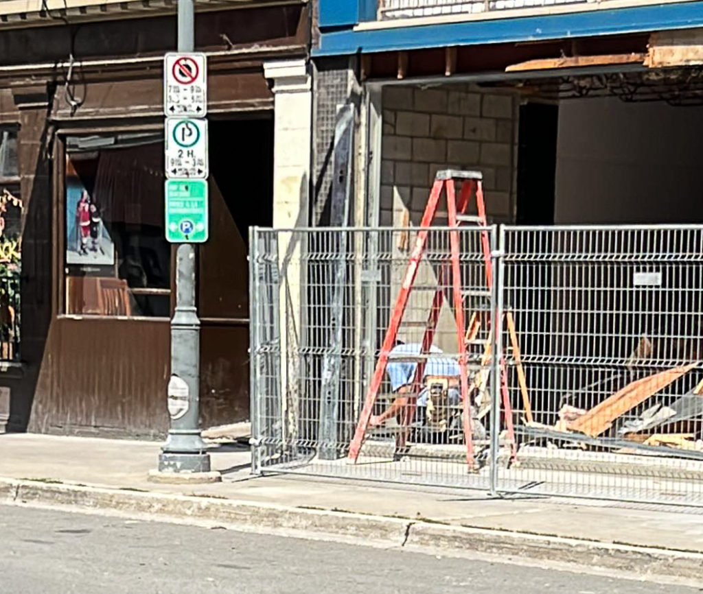 This construction fencing on this Bank Street sidewalk completely blocked Ryan’s wheelchair. (Ryan Lythall/The BUZZ)