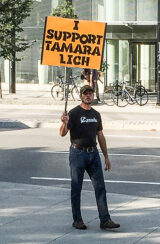 A supporter of Tamara Lich in front of the Ottawa Courthouse on September 5, the first day of her trial for her role in organizing the Freedom Convoy. (Alayne McGregor/The BUZZ)